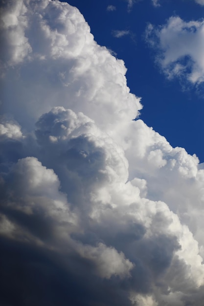 Nubes altas en el cielo de verano Fondo del cielo Observaciones meteorológicas del cielo