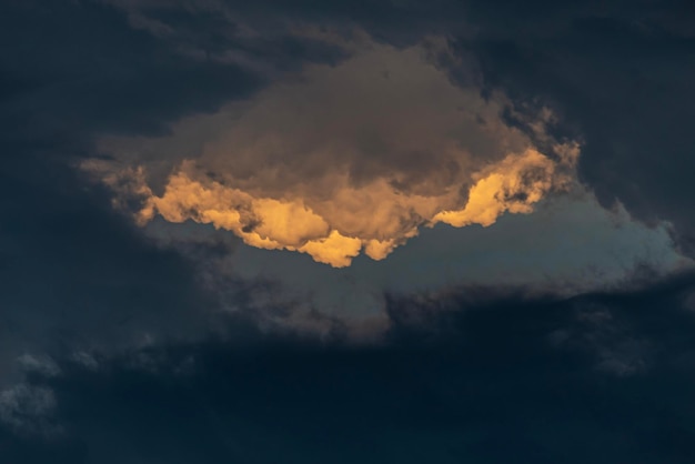 Nubes amarillas y azules al atardecer