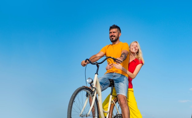 En las nubes del amor de verano feliz pareja sonriente enamorada divirtiéndose juntos y disfrutar de su amor y ...