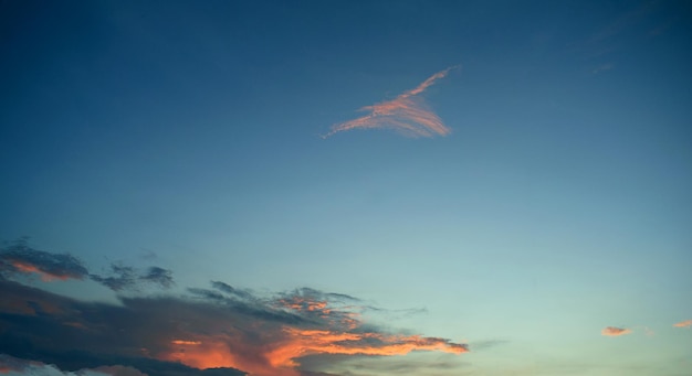 Nubes anaranjadas del cielo del atardecer de la tarde con fondo de cielo azul