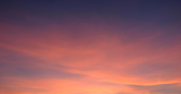 Foto nubes anaranjadas del cielo del atardecer de la tarde con fondo de cielo azul