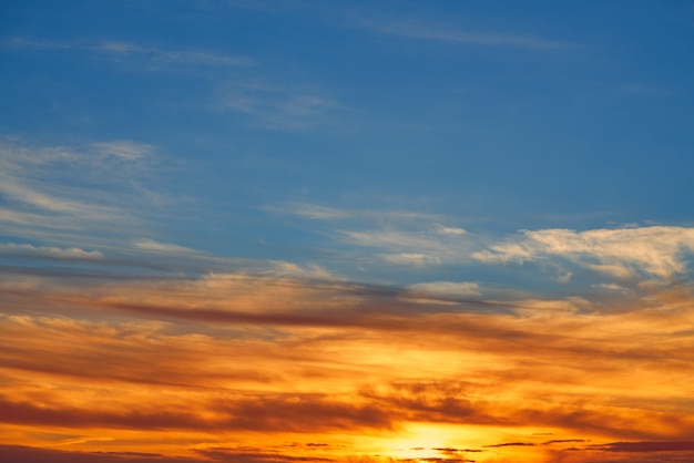 Foto nubes anaranjadas del cielo de la puesta del sol sobre azul