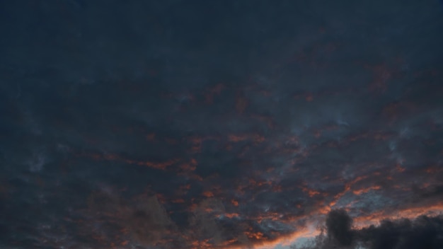 Nubes anaranjadas esponjosas iluminadas por la luz proveniente del sol poniente Naturaleza pura intacta por el hombre Cambio climático de la actividad humana