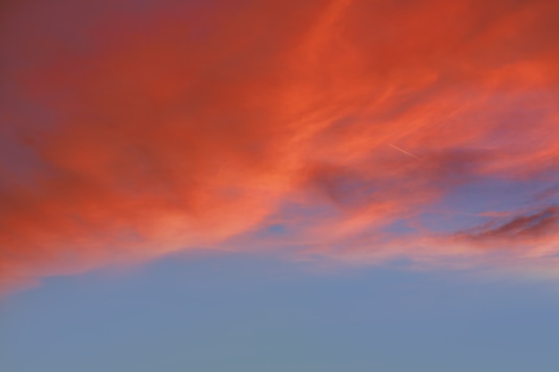 Nubes anaranjadas rojas en cielo dramático de la puesta del sol