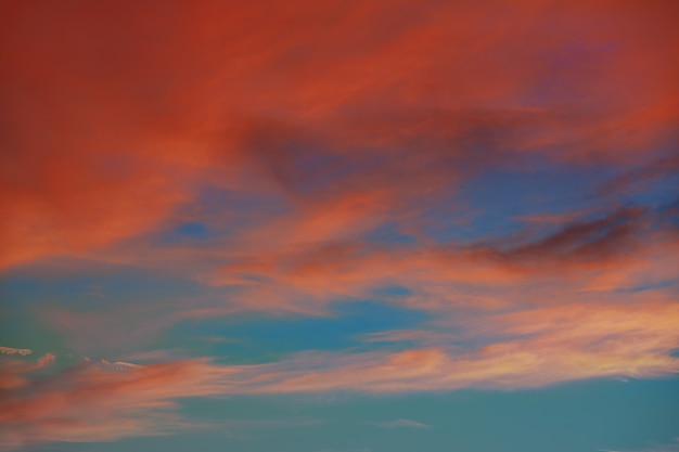 Nubes anaranjadas rojas en cielo dramático de la puesta del sol