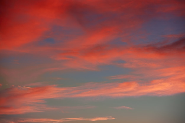 Foto nubes anaranjadas rojas en cielo dramático de la puesta del sol