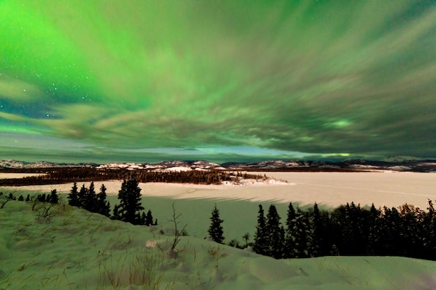 Nubes y auroras boreales sobre el lago Laberge Yukon