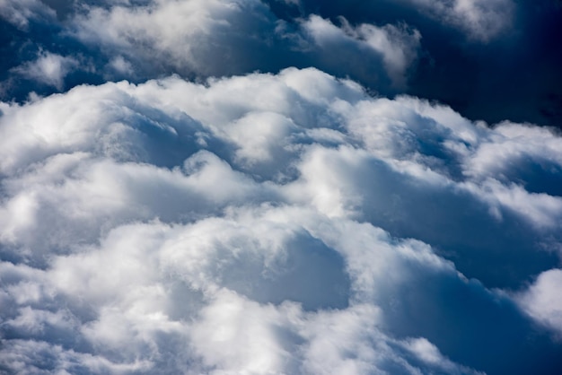 Nubes en el avión del cielo