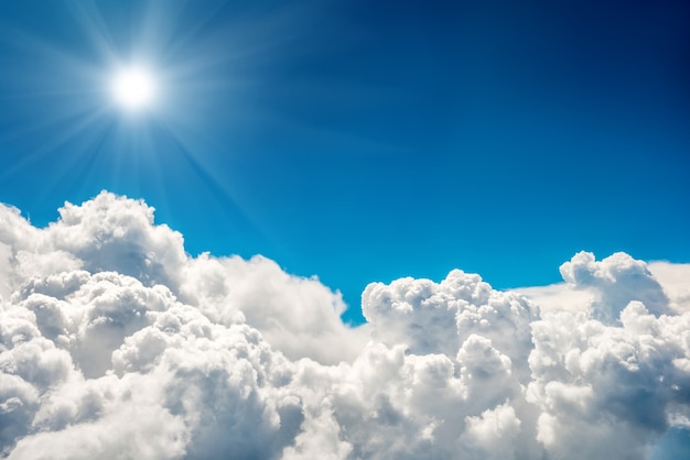 Nubes azules y cielo y sol brillante. Fondo de nubes naturales