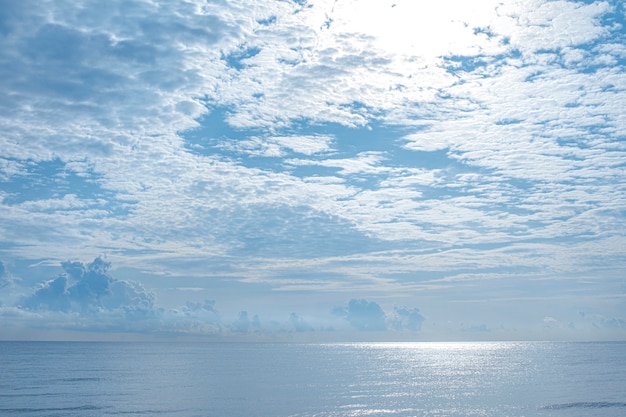 Nubes azules y mar en calma