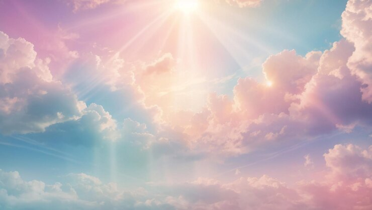 Nubes azules y rosadas bajo la luz del sol celestiales