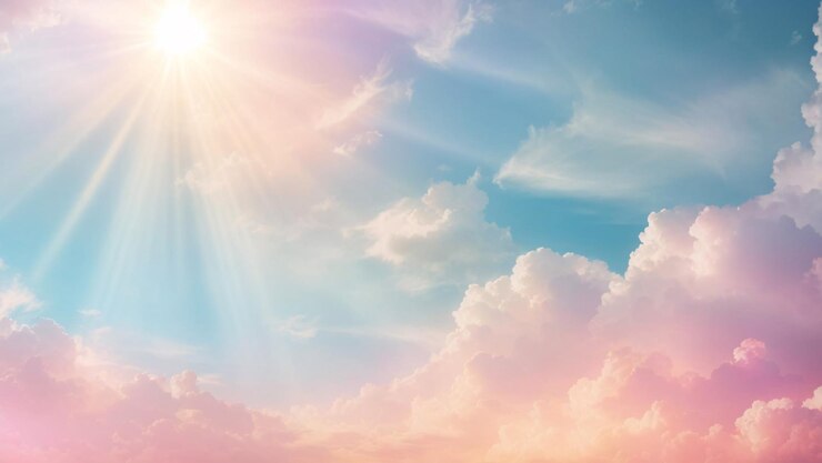 Nubes azules y rosadas bajo la luz del sol celestiales