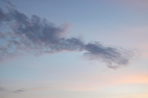 Nubes azules y rosas en el cielo de la tarde