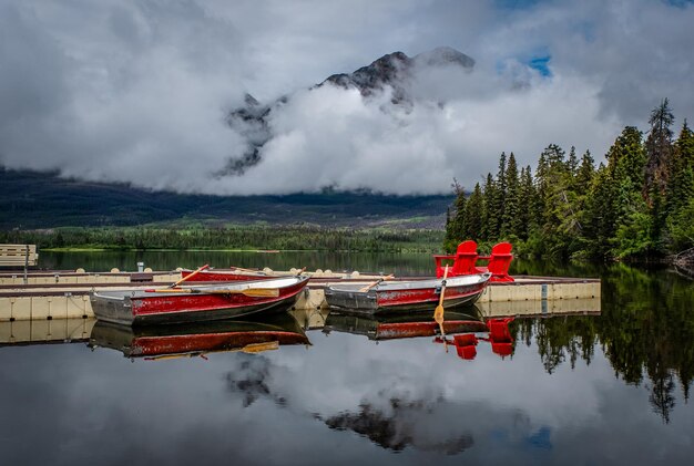 Nubes bajas en una mañana tranquila en el lago Pyramid, muelle del Parque Nacional Jasper