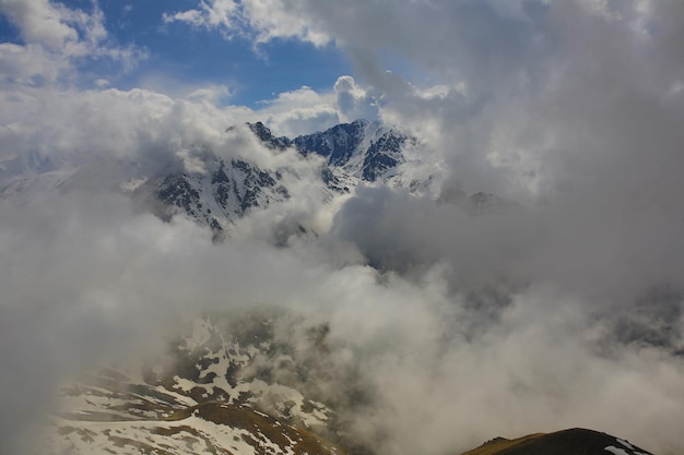 nubes bajas en las montañas