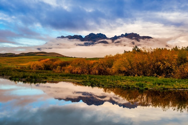 Nubes bajas y reflejos bajo las Remarkables