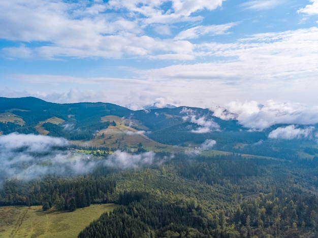 Nubes bajas sobre la vista aérea del valle de verano