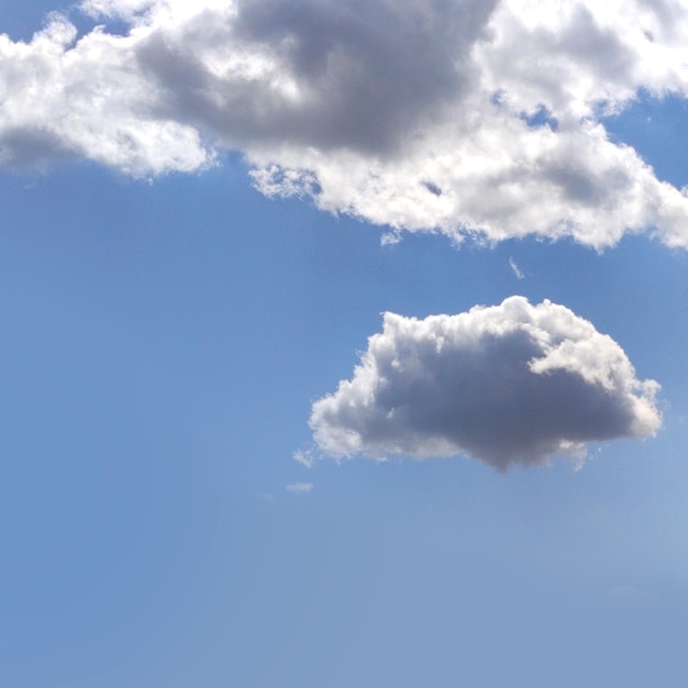 Nubes blancas aisladas sobre fondo de cielo azul