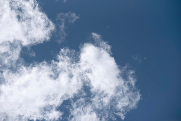 Nubes blancas borrosas en el cielo azul