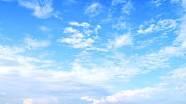 Nubes blancas borrosas en el fondo del cielo.