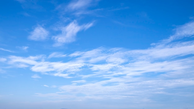 Nubes blancas borrosas en el fondo del cielo.