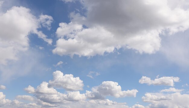 Nubes blancas brillantes sobre el cielo azul