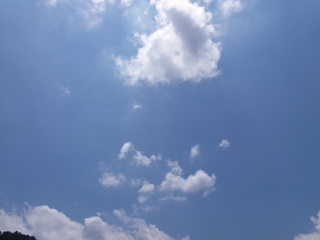 Las nubes blancas casi cubren el cielo azul o un cielo azul claro lleno de nubes blancas durante el día