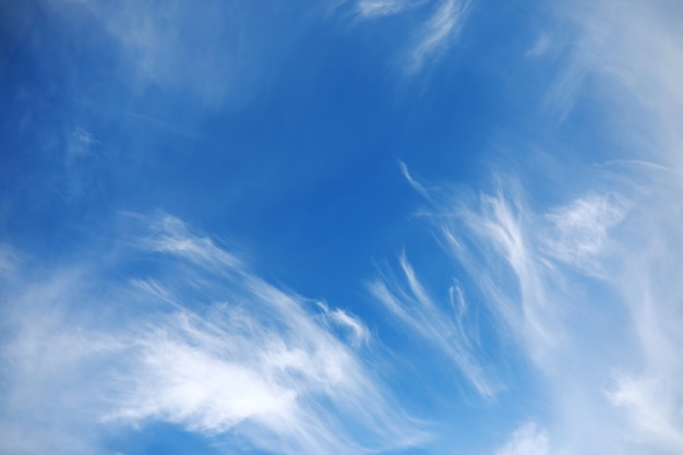 Nubes blancas en el cielo azul al mediodía de verano