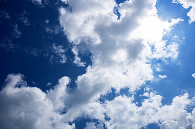 Nubes blancas en el cielo azul con la belleza de la naturaleza.