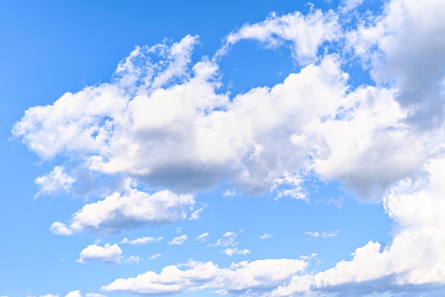 Nubes blancas en un cielo azul brillante. La belleza de la naturaleza.