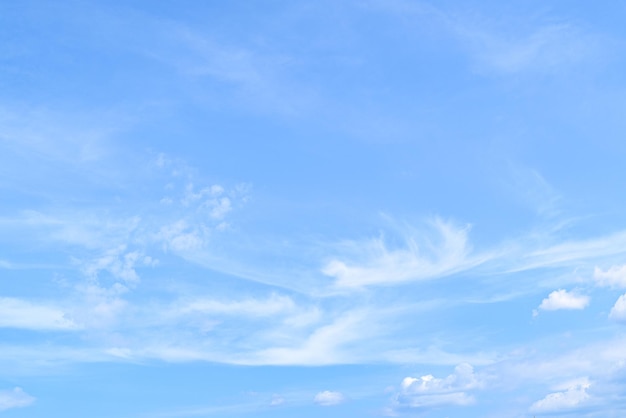 Nubes blancas en un cielo azul brillante. La belleza de la naturaleza.