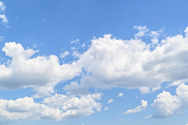 Nubes blancas en un cielo azul brillante. La belleza de la naturaleza.