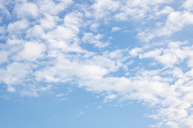 Nubes blancas en el cielo azul de cerca