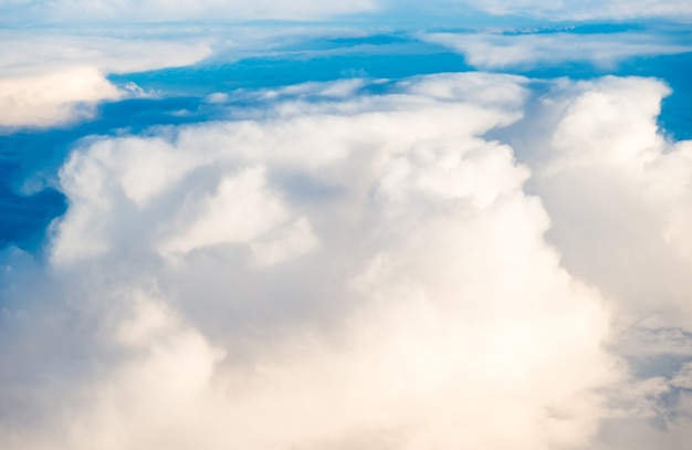 Nubes blancas en el cielo azul como fondo con nubes