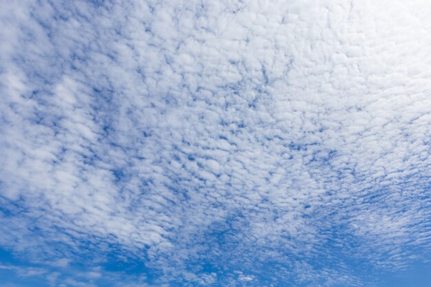 nubes blancas en el cielo azul con espacio