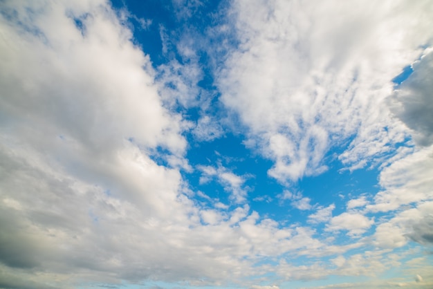 Nubes blancas en el cielo azul. Fondo natural atmosférico.