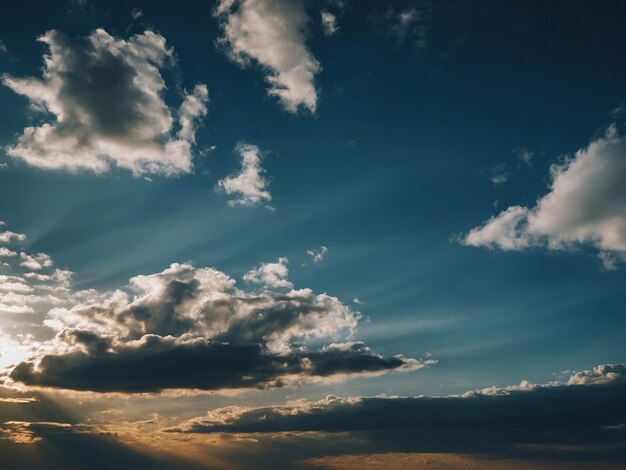 Nubes blancas con el cielo azul en el fondo