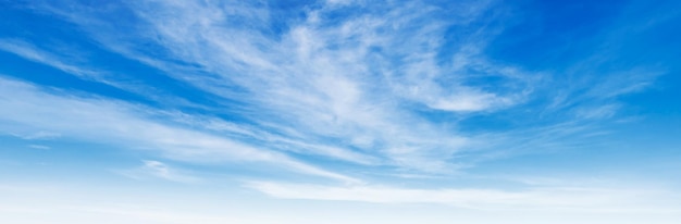 Nubes blancas con cielo azul de fondo