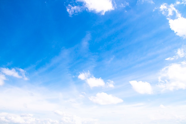 Nubes blancas en el cielo azul, el hermoso cielo con nubes