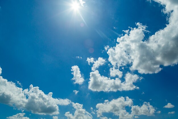 nubes blancas y cielo azul con luz solar