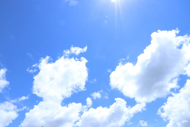 Nubes blancas del cielo azul. Nubes blancas esponjosas hinchadas.