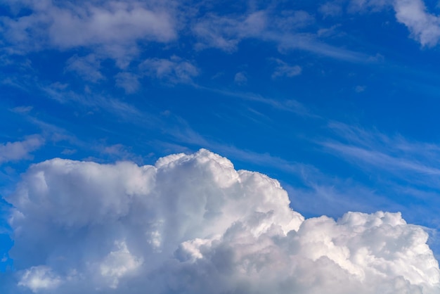 Nubes blancas en el cielo azul Un símbolo de la pureza del mundo y la blancura