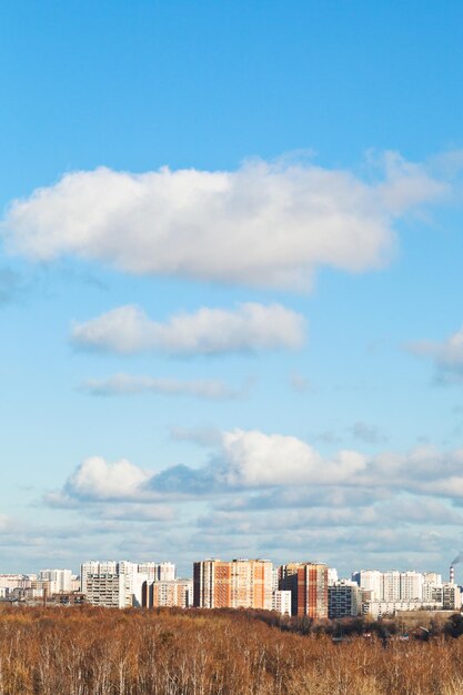 Nubes blancas en el cielo azul sobre las casas en el día de otoño