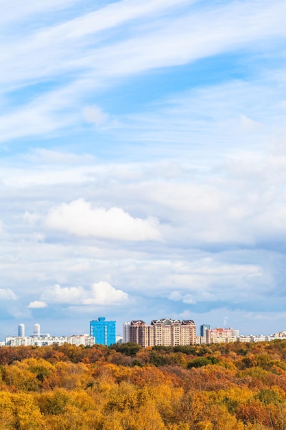 Nubes blancas en el cielo azul sobre el parque amarillo de la ciudad