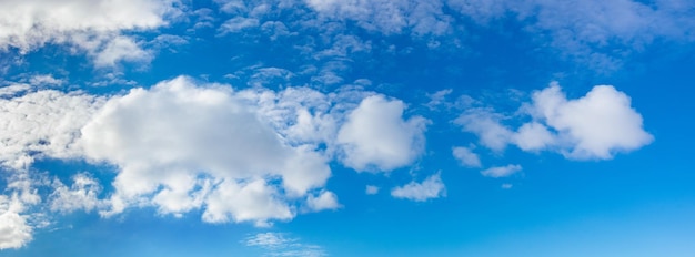 nubes blancas en el cielo azul en tiempo soleado