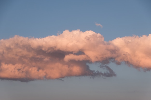 Nubes blancas en el cielo azul de verano en la hora dorada