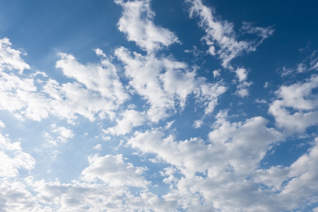 Nubes blancas en el cielo azul de verano