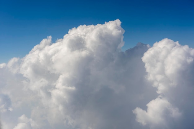 Nubes blancas y cielo azul una vista desde la ventana del avión