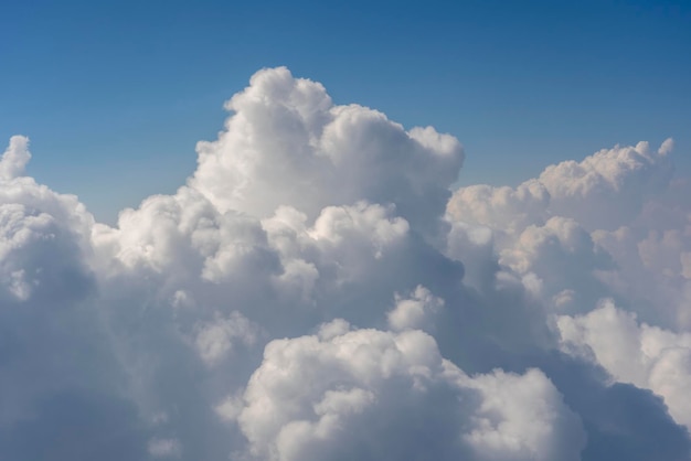 Nubes blancas y cielo azul una vista desde la ventana del avión