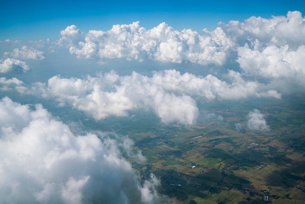 Nubes blancas en el cielo azul visto desde la ventana del avión.